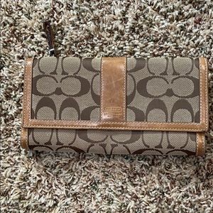 Coach trifold zip wallet great condition.